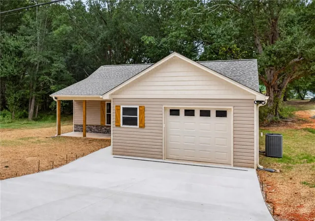 Photo 2 of Single family home for sale at 704 S Piedmont St, Westminster, SC 29693 | MLS# 20306563 | Listing updated on 2026-10-10