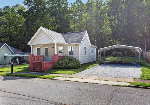 Photo 1 of Single family home for sale at 950 W Branch Ave, Seneca, SC 29672 | MLS# 20306602 | Listing updated on 2026-10-25