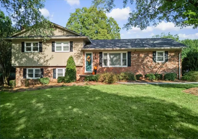 Photo 1 of Sale Pending at 430 Lakeview Dr, Liberty, SC 29657 | MLS# 20306386 | Listing updated on 2026-10-08