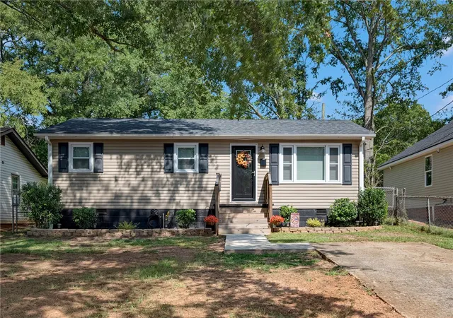 Photo 2 of Single family home for sale at 130 Everett St, Spartanburg, SC 29306 | MLS# 20306678 | Listing updated on 2026-10-19