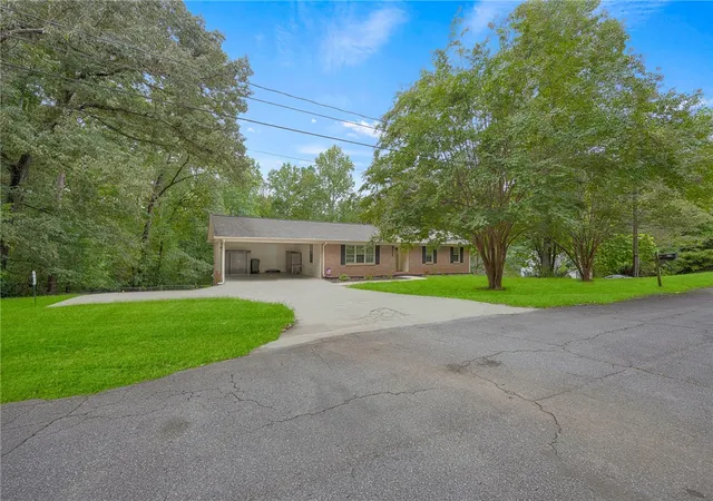 Photo 3 of Single family home for sale at 319 Mountain View Dr, Central, SC 29630 | MLS# 20306482 | Listing updated on 2026-09-28