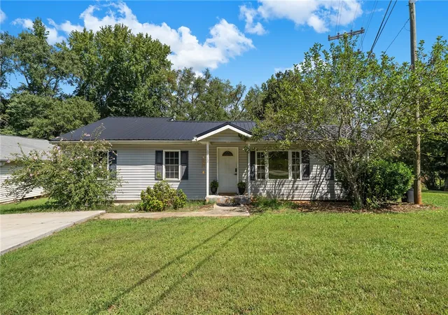 Photo 1 of Single family home for sale at 112 Newry Rd, Seneca, SC 29672 | MLS# 20306702 | Listing updated on 2026-09-28