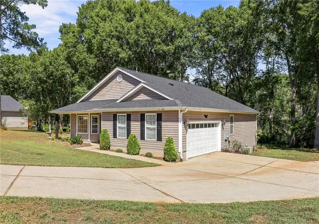 Photo 2 of Single family home for sale at 433 Shore Line Dr, Anderson, SC 29626 | MLS# 20306708 | Listing updated on 2026-09-29