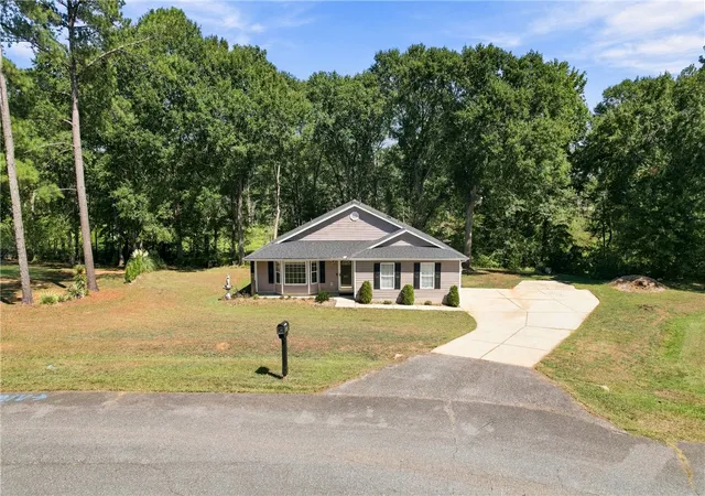 Photo 3 of Single family home for sale at 433 Shore Line Dr, Anderson, SC 29626 | MLS# 20306708 | Listing updated on 2026-09-29