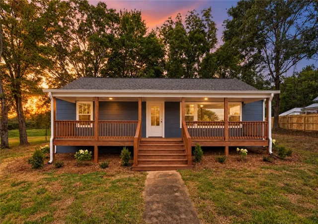 Photo 1 of Single family home for sale at 608 W S Broad St, Walhalla, SC 29691 | MLS# 20306669 | Listing updated on 2026-10-03