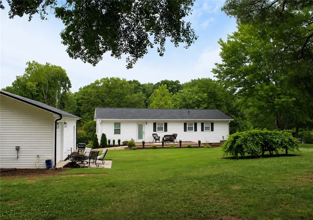 Photo 2 of Single family home for sale at 100 Meadowood Dr, Easley, SC 29640 | MLS# 20306728 | Listing updated on 2026-10-22