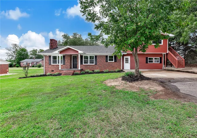 Photo 2 of Single family home for sale at 315 W South 4th St, Seneca, SC 29678 | MLS# 20306683 | Listing updated on 2026-09-29