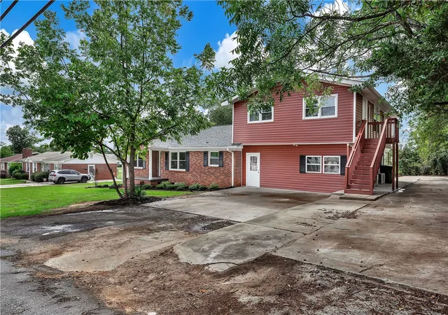 Photo 3 of Single family home for sale at 315 W South 4th St, Seneca, SC 29678 | MLS# 20306683 | Listing updated on 2026-09-29
