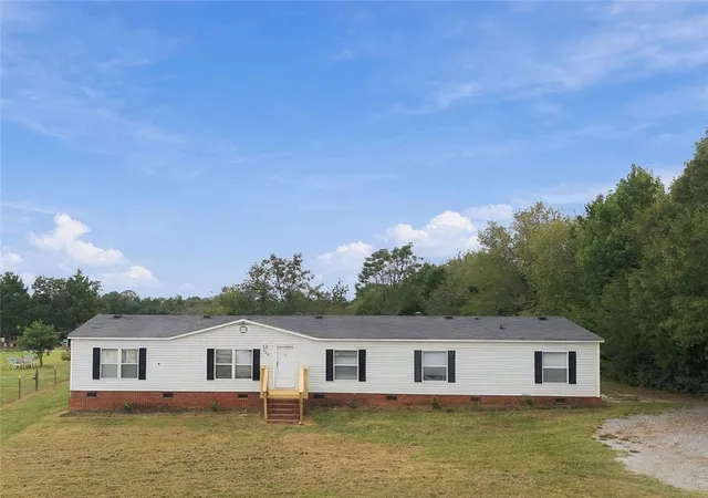 Photo 3 of Manufactured home for sale at 100 Capeview Ln, Anderson, SC 29626 | MLS# 20306696 | Listing updated on 2026-10-06
