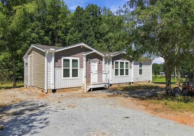 Photo 2 of Manufactured home for sale at 117 Viewmont Dr, Fair Play, SC 29643 | MLS# 20306778 | Listing updated on 2026-10-09