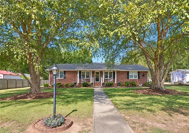 Photo 1 of Sale Pending at 813 Ivy Cir, Anderson, SC 29621 | MLS# 20306706 | Listing updated on 2026-10-16