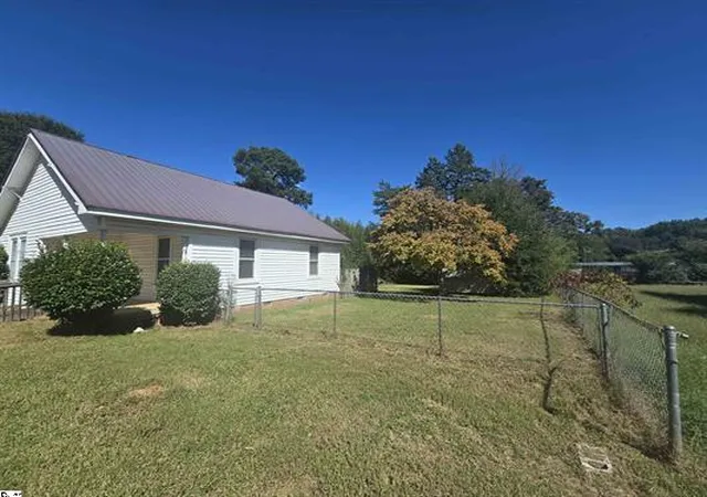 Photo 3 of Single family home for sale at 117 Wellington St, Anderson, SC 29624 | MLS# 20306718 | Listing updated on 2026-10-12