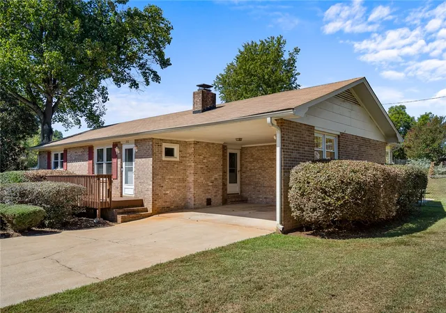 Photo 2 of Single family home for sale at 202 Sweetbriar Cir, Anderson, SC 29626 | MLS# 20306737 | Listing updated on 2026-10-13