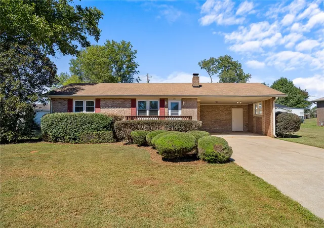 Photo 3 of Single family home for sale at 202 Sweetbriar Cir, Anderson, SC 29626 | MLS# 20306737 | Listing updated on 2026-10-13