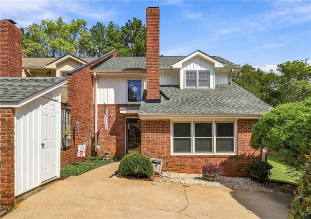 Photo 2 of Townhouse for sale at 7 Woodbridge Cir, Anderson, SC 29621 | MLS# 20306836 | Listing updated on 2026-10-02