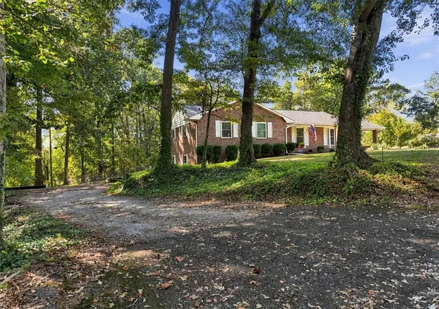 Photo 3 of Single family home for sale at 500 Pinewood Dr, Pendleton, SC 29670 | MLS# 20306938 | Listing updated on 2026-10-14