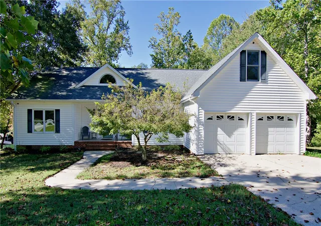 Photo 1 of Single family home for sale at 206 Petty Rd, Seneca, SC 29672 | MLS# 20306942 | Listing updated on 2026-10-14