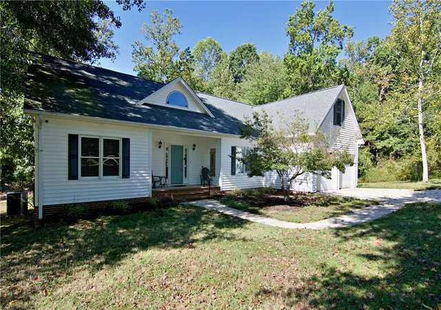 Photo 2 of Single family home for sale at 206 Petty Rd, Seneca, SC 29672 | MLS# 20306942 | Listing updated on 2026-10-14