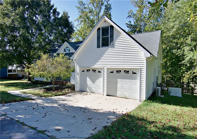 Photo 3 of Single family home for sale at 206 Petty Rd, Seneca, SC 29672 | MLS# 20306942 | Listing updated on 2026-10-14