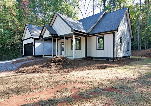 Photo 3 of Single family home for sale at 223 Long Bay Dr, West Union, SC 29696 | MLS# 20305893 | Listing updated on 2026-10-07