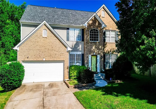 Photo 3 of Single family home for sale at 4 Ashwyn Ct, Simpsonville, SC 29680 | MLS# 20306738 | Listing updated on 2026-10-16