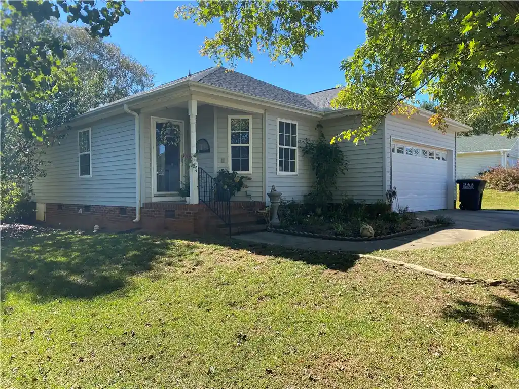 Photo 1 of Single family home for sale at 2109 Rolling Green Rd, Anderson, SC 29621 | MLS# 20308709 | Listing updated on 2026-10-26