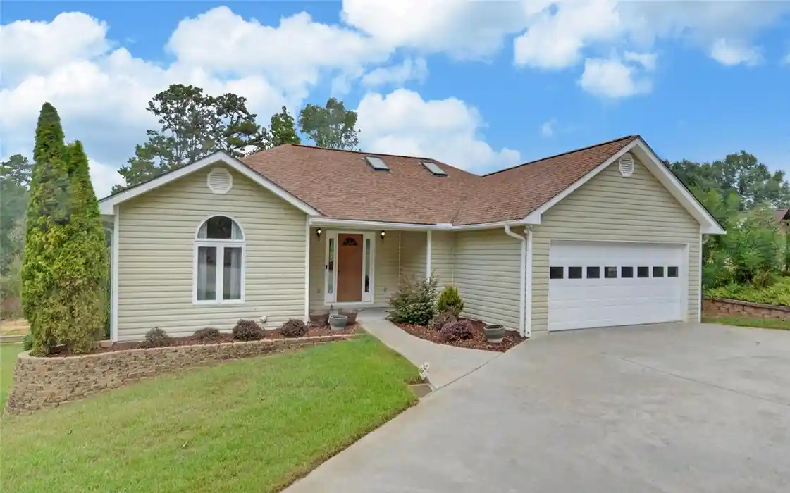 Photo 1 of Single family home for sale at 300 Knox Cir, Lavonia, GA 30553 | MLS# 20306714 | Listing updated on 2026-10-27
