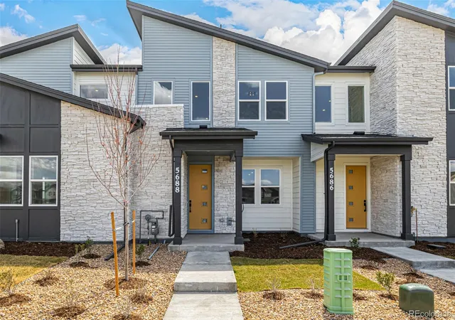 Photo 2 of Townhouse for sale at 5688 N Killarney Ct, Aurora, CO 80019 | MLS# 4995076 | Listing updated on 2026-08-20
