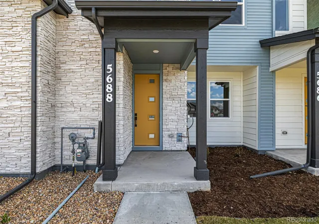Photo 2 of Townhouse for sale at 5688 N Killarney Ct, Aurora, CO 80019 | MLS# 4995076 | Listing updated on 2026-08-20