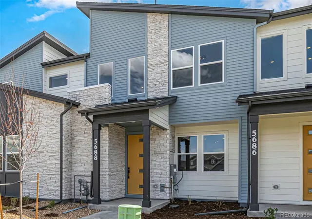 Photo 3 of Townhouse for sale at 5688 N Killarney Ct, Aurora, CO 80019 | MLS# 4995076 | Listing updated on 2026-08-20