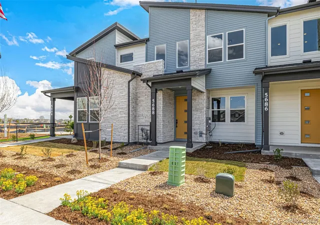 Photo 4 of Townhouse for sale at 5688 N Killarney Ct, Aurora, CO 80019 | MLS# 4995076 | Listing updated on 2026-08-20