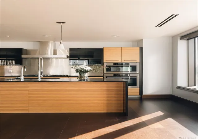 2nd image of 1133 14Th St, Denver, CO 80202
