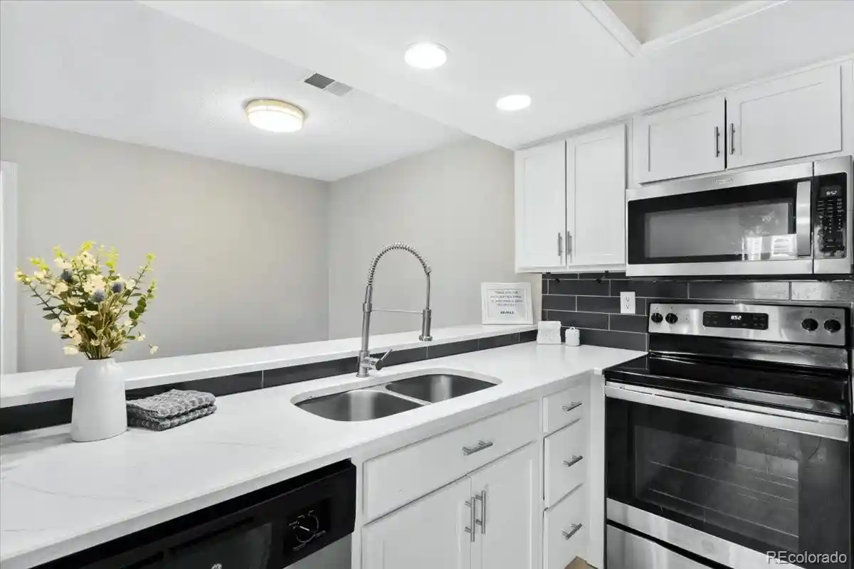 Listing Photo 2 - Condo for sale in 8376 S Upham Wy located at 8376 S Upham Wy, Littleton, CO 80128 - Unit #A304