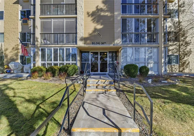 3rd image of 3022 S Wheeling Wy, Aurora, CO 80014
