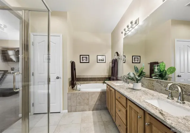 2nd image of 3853 Stonebrush Dr, Littleton, CO 80126