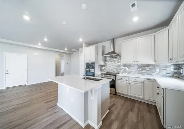 Photo 4 of Sale Pending at 5174 N Quatar St, Aurora, CO 80019 | MLS# 6718047 | Listing updated on 2026-08-29