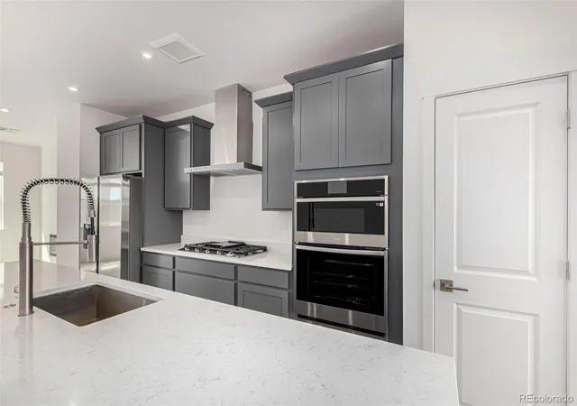 3rd image of 39 Ascent Trl, Englewood, CO 80112 | MLS# 5198303