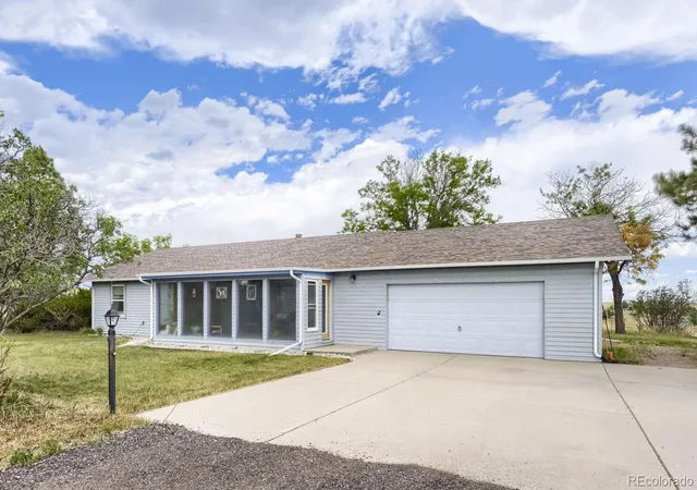 Photo 1 of Single family home for sale at 1051 Pawnee Pkwy, Elizabeth, CO 80107 | MLS# 5755585 | Listing updated on 2026-09-19