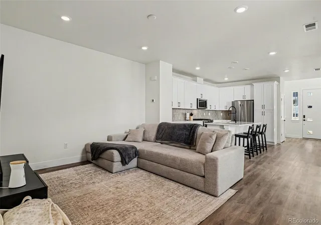 Photo 4 of Single family home for sale at 8890 Yellowcress St, Littleton, CO 80125 | MLS# 5282128 | Listing updated on 2026-09-30