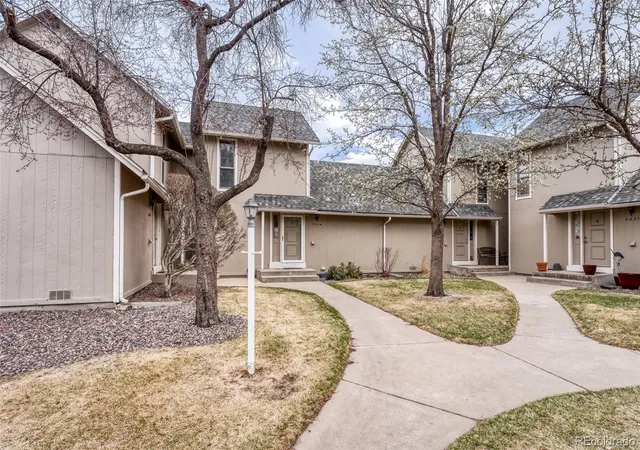 Listing Photo 2 - Condo for sale in building located at 2621 S Xanadu Wy, Aurora, CO 80014 - Unit #B