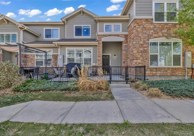 Photo 2 of Townhouse for sale at 1877 S Buchanan Cir, Aurora, CO 80018 | MLS# 4372725 | Listing updated on 2026-08-26