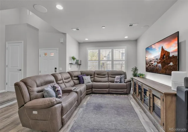 Photo 4 of Townhouse for sale at 1877 S Buchanan Cir, Aurora, CO 80018 | MLS# 4372725 | Listing updated on 2026-10-01