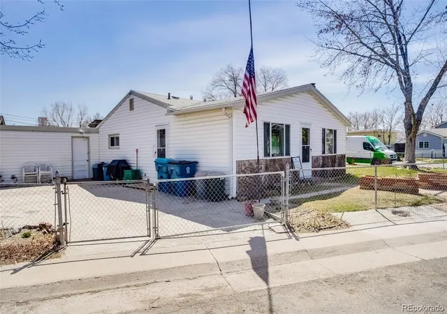 Photo 3 of Single family home for sale at 6750 Clermont St, Commerce City, CO 80022 | MLS# 9584852 | Listing updated on 2026-10-09