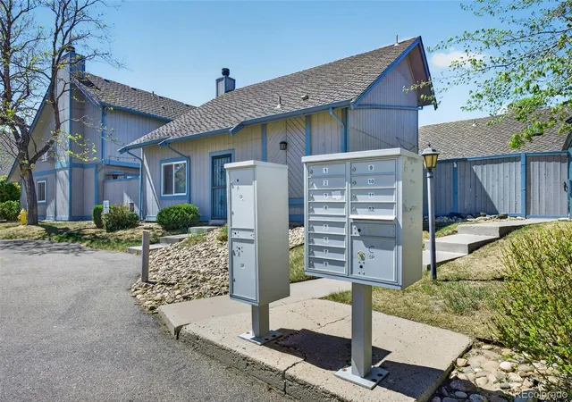 Homes for sale in Aurora, CO | 2419 S Worchester Court, Aurora, CO 80014 | Houzeo