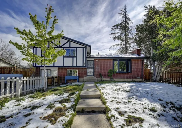 2nd image of 900 Evanston St, Aurora, CO 80011 | MLS# 4488010