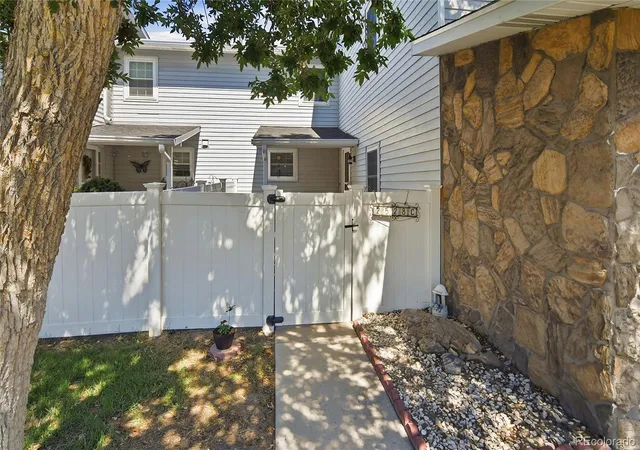 Listing Photo 3 - Condo for sale in building located at 2528 S Vaughn Wy, Aurora, CO 80014 - Unit #C