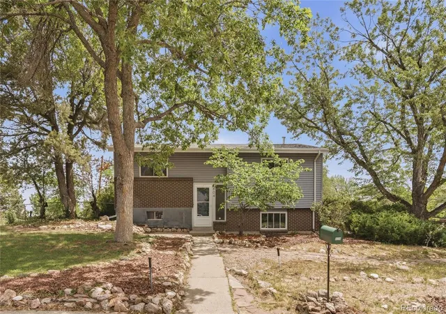 Photo 2 of Single family home for sale at 804 S Queen Way, Lakewood, CO 80226 | MLS# 6400189 | Listing updated on 2026-10-04