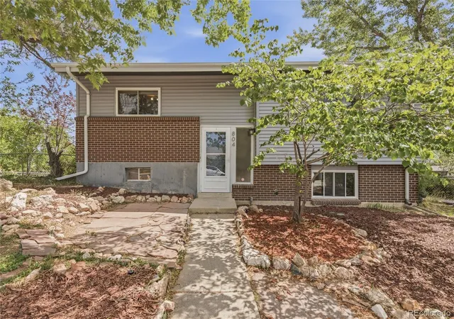 Photo 3 of Single family home for sale at 804 S Queen Way, Lakewood, CO 80226 | MLS# 6400189 | Listing updated on 2026-10-04