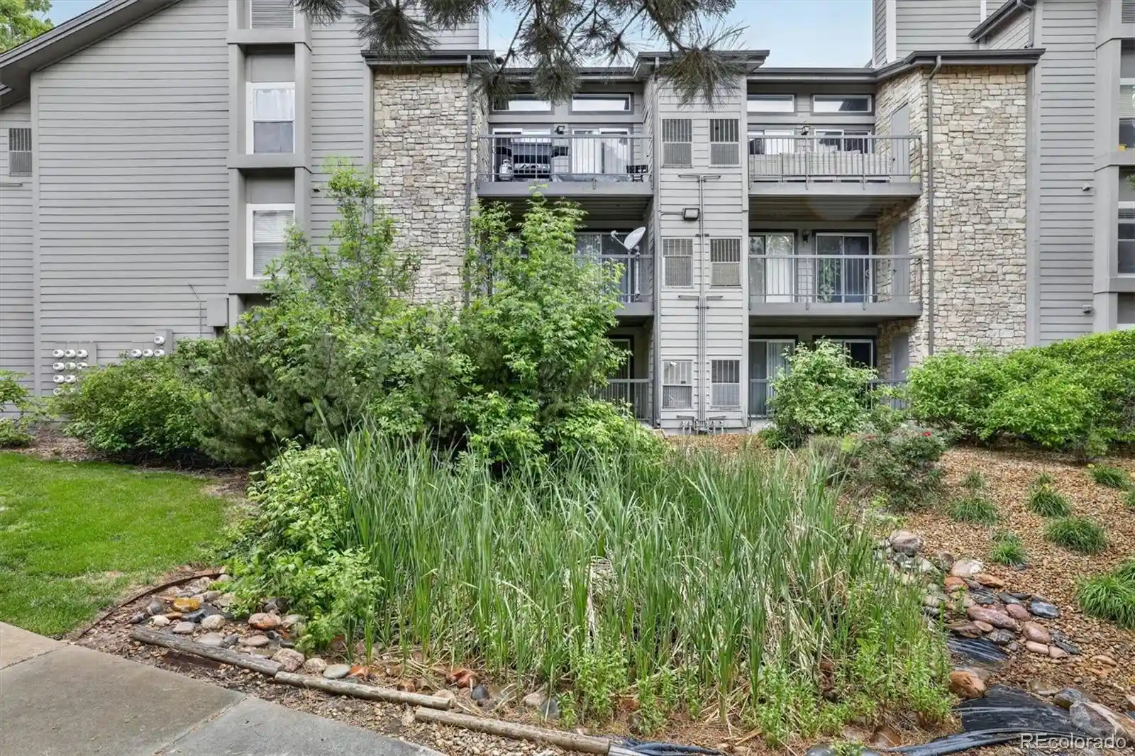 Listing Photo 2 - Condo for sale in 2575 S Syracuse Wy located at 2575 S Syracuse Wy, Denver, CO 80231 - Unit #E207