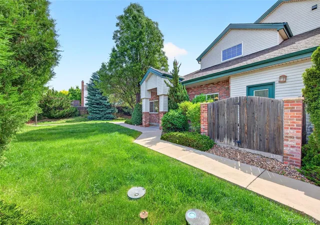Listing Photo 2 - Condo for sale in building located at 878 S Kalispell Cir, Aurora, CO 80017 - Unit #101